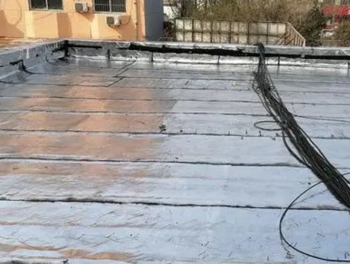 赤峰市卫生间漏水维修公司分享下赤峰市屋面楼顶防水刚性防水层施工要点。